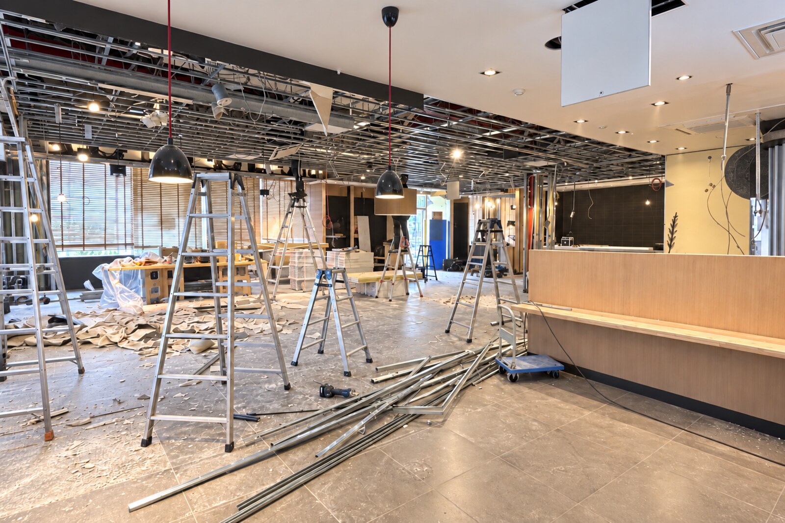 店舗・オフィスの天井および内装工事中の施工現場